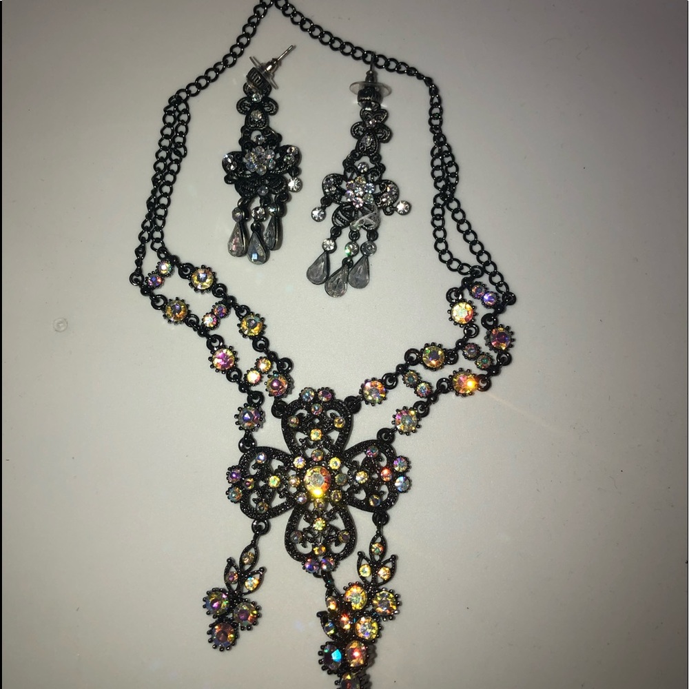 Earrings & Necklace set!